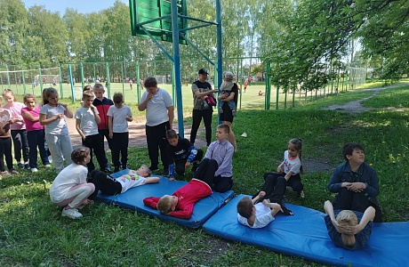 Учащиеся начальных классов МБОУСОШ № 2 им. А.Г. Малышкина продолжают выполнение нормативов ГТО. Учащиеся начальных классов МБОУСОШ № 2 им. А.Г. Малышкина продолжают выполнение нормативов ГТО.