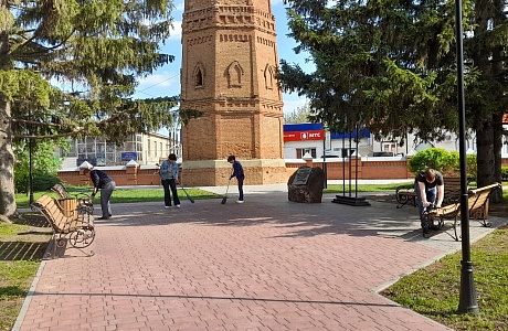 Сотрудники администрации Мокшанского района навели порядок в сквере по улице Поцелуева Сотрудники администрации Мокшанского района навели порядок в сквере по улице Поцелуева