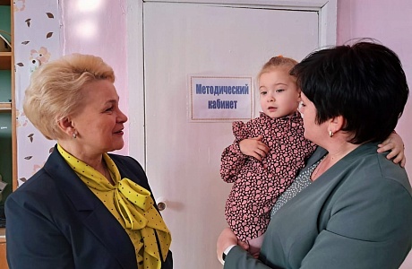 Исполняющий полномочия главы Мокшанского района Решетченко А.В. посетила начальную школу - детский сад села Елизаветино.