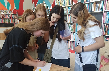  Сотрудники отдела молодежного чтения Мокшанской районной библиотеки провели литературный квест «Остров семейных сокровищ»