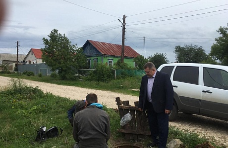 Глава Мокшанского района Н.Н.Тихомиров проконтролировал ремонт водопроводных сетей по ул.Калинина в р.п.Мокшан.
