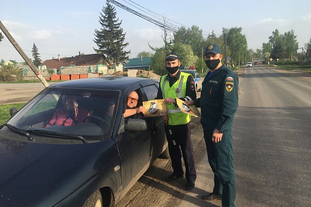 Сотрудники Госавтоинспекции Мокшанского района совместно с сотрудниками МЧС провели разъяснительную работу среди водителей транспортных средств об основных причинах дорожно-транспортных происшествий на территории района. 