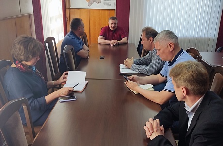 Глава администрации Мокшанского района Н.Н.Тихомиров провел рабочее совещание с кадастровыми инженерами района по вопросу регистрации индивидуальных домов.