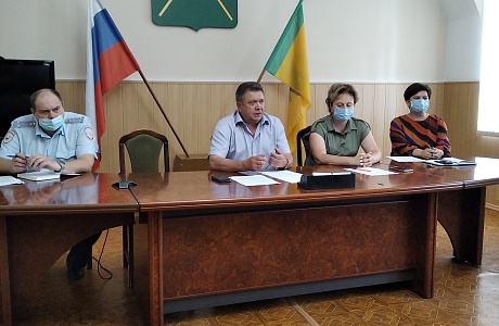 01.07.2021 года  глава администрации Мокшанского района Н.Н. Тихомиров провел  совещание  с собственниками торговых организаций, реализующих алкогольную продукцию, по контролю продажи такой продукции несовершеннолетним гражданам.