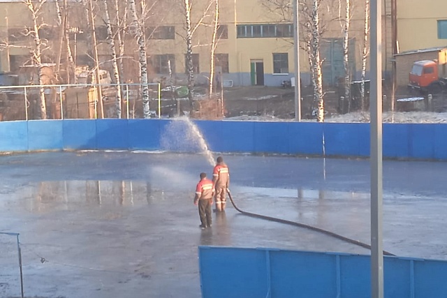 С установлением устойчивой морозной погоды в Мокшанском районе полным ходом продолжается работа по заливке хоккейных и ледовых площадок. С установлением устойчивой морозной погоды в Мокшанском районе полным ходом продолжается работа по заливке хоккейных и ледовых площадок.