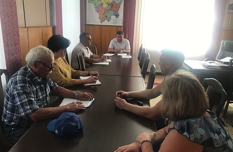 Глава администрации Мокшанского района Н.Н. Тихомиров провел совещание по вопросу погашения задолженностей потребленных энергоресурсов. 