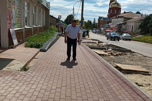 Глава Мокшанского района Н.Н.Тихомиров проверил качество выполнения работ по благоустройству объекта "Участок улицы Поцелуева" .