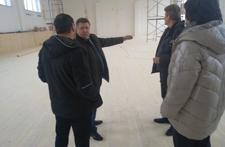 Глава администрации Н.Н.Тихомиров проконтролировал ход ремонтных работ в спортивном зале ДЮСШ р.п.Мокшан.
