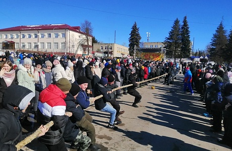 Первенство по перетягиванию каната состоялось 6 марта в Мокшане. Соревнования прошли на центральной площади поселка.