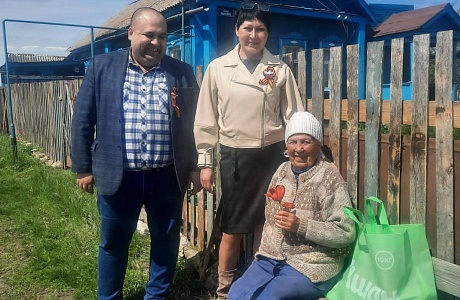 В день Великого праздника "Дня Победы" депутат, заместитель председателя Собрания представителей Мокшанского района, руководитель депутатского объединения партии "Единая Россия" Алексей Елисеев поздравил тружеников тыла