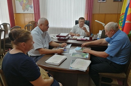 Глава Мокшанского района провел встречу с многодетной семьей по вопросу земельных отношений