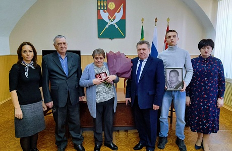 Глава Мокшанского района Тихомиров Н.Н. вручил орден Мужества семье погибшего земляка.