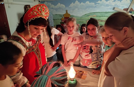 НА КАНИКУЛАХ В МУЗЕЙ НА КАНИКУЛАХ В МУЗЕЙ