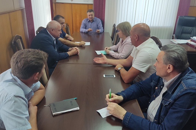 21.06.2023 глава Мокшанского района Н.Н.Тихомиров провел совещание по вопросу обеспечения населения водой в Мокшанском районе.