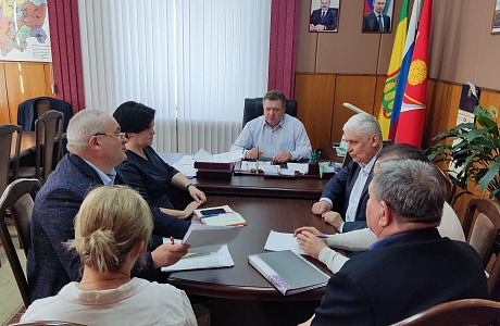 Глава Мокшанского района Н.Н.Тихомиров провел рабочее совещание по проведению  месячника и благоустройства на территории района.