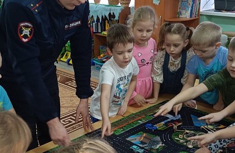Инспекторы ГИБДД провели викторину «В стране дорожных знаков» для воспитанников детского сада "малышок" р.п.Мокшан. Инспекторы ГИБДД провели викторину «В стране дорожных знаков» для воспитанников детского сада "малышок" р.п.Мокшан.