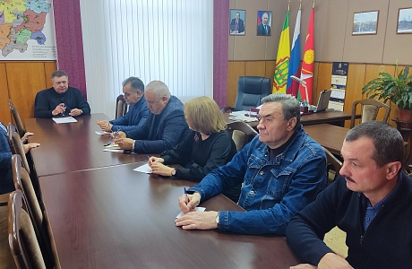 Глава Мокшанского района Н.Н.Тихомиров провёл совещание по вопросу отопительного сезона. Глава Мокшанского района Н.Н.Тихомиров провёл совещание по вопросу отопительного сезона.
