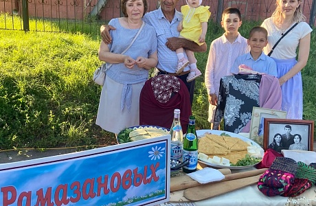 В р.п. Мокшан в праздничном мероприятии, посвященном Дню семьи, любви и верности, приняли участие семьи - представители разных национальностей В р.п. Мокшан в праздничном мероприятии, посвященном Дню семьи, любви и верности, приняли участие семьи - представители разных национальностей