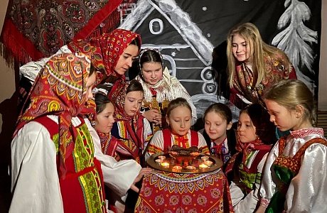 18 января в Районном доме культуры прошла информационно-развлекательная программа "Раз в Крещенский вечерок", где ребята из фольклорного ансамбля "Лапоточки" знакомились с традиционными песнями, играми и гаданиями.