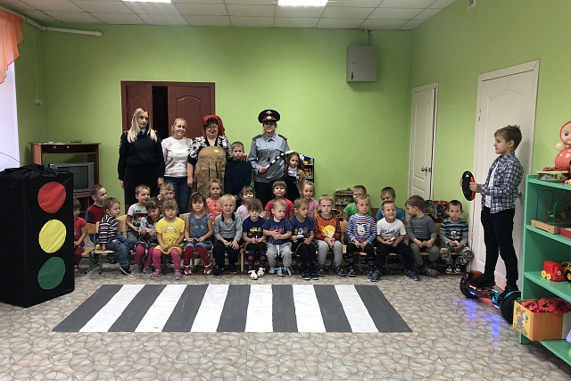 Воспитание грамотных участников дорожного движения должно начинаться в самом раннем возрасте. Именно поэтому активная работа по профилактике детского травматизма в Мокшанском районе ведется, начиная с детского сада.