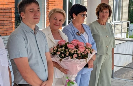 1 сентября 2025 года глава Мокшанского района Алевтина Решетченко приняла участие в торжественной линейке школы села Плёсс