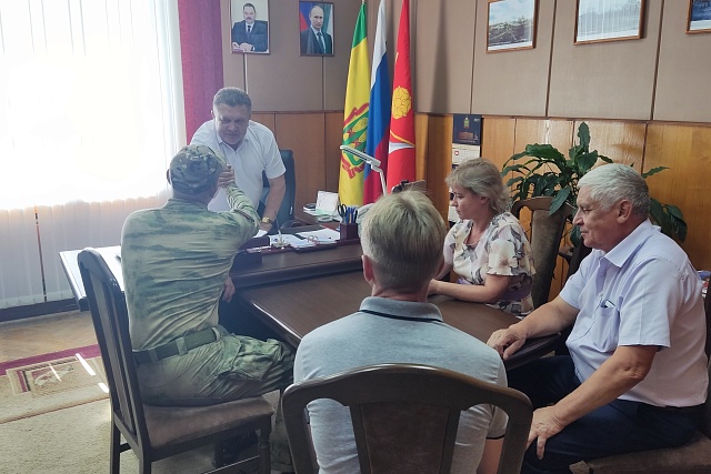 Глава Мокшанского района Н.Н.Тихомиров встретился с военнослужащим из р.п.Мокшана , приехавшего в отпуск из зоны СВО.