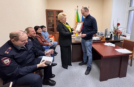Глава Мокшанского района Решетченко А.В от лица Пензенской епархии поблагодарила руководителя ООО «Областное дорожное предприятие № 3» Гафарова О.Т. 