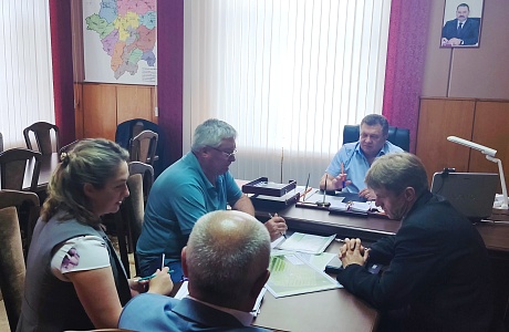 Глава администрации Мокшанского района Тихомиров Н.Н. провел встречу с инвестором о намерениях строительства индивидуальных жилых домов на территории Мокшанского района.