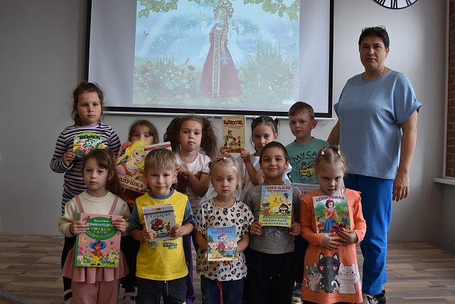 В районной библиотеки провели путешествие по страницам любимых книг «В гости к сказкам»