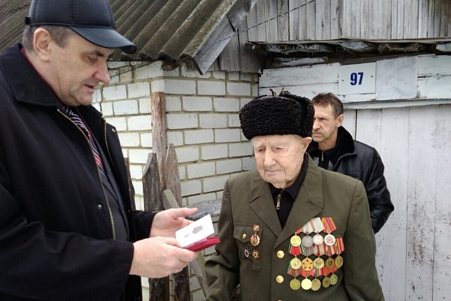 Глава администрации рабочего поселка Мокшан Адаев Анатолий Дмитриевич вручил юбилейную медаль к "75 -летию Победы в Великой Отечественной войне 1941-1945 г.г.", от имени Президента РФ,  участнику ВОВ Новикову Николаю Ефимовичу.