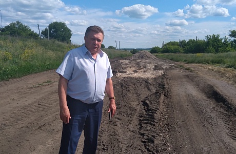  05.06.2023 глава Мокшанского района Н.Н.Тихомиров проверил выполнение работ по ремонту улично- дорожной сети в с. Хоненёво Мокшанского района.