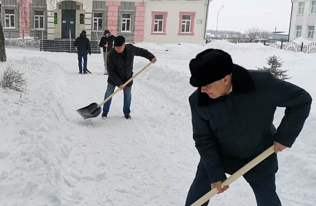 В рамках санитарной пятницы работники администрации участвуют в расчистке территорий р.п. Мокшан от снега. 