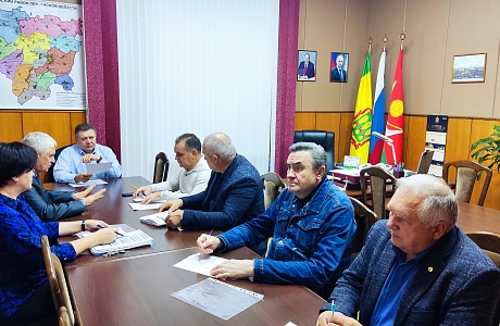 Глава Мокшанского района Н.Н.Тихомиров провел совещание по социально-экономическим вопросам