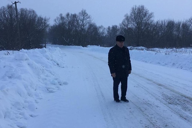 Глава Мокшанского района Тихомиров Н.Н. по обращениям жителей лично проверил качество уборки от снега дороги Нечаевка-Отрадный.