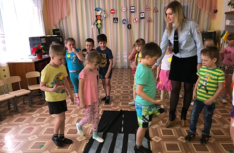 19.04.2018г в МБДОУ ДС «Надежда» в с. Рамзай инспектор по пропаганде БДД  Рассказала детям о том, как нужно переходить проезжую часть, где можно кататься на велосипедах и роликах, и как обезопасить себя на дороге в темное время суток.