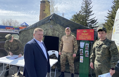 18.04.2023 глава Мокшанского района Н.Н. Тихомиров ознакомился с работой пункта по призыву на службу по контракту. 18.04.2023 глава Мокшанского района Н.Н. Тихомиров ознакомился с работой пункта по призыву на службу по контракту.