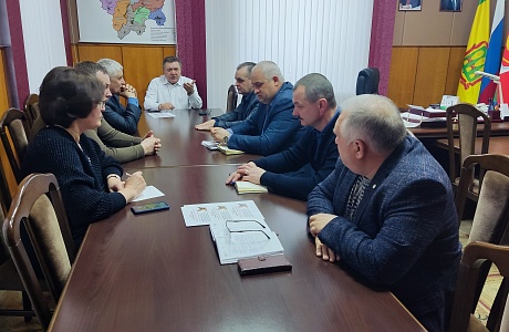 Глава Мокшанского района Н.Н.Тихомиров провел еженедельное оперативное совещание по вопросам социального характера.