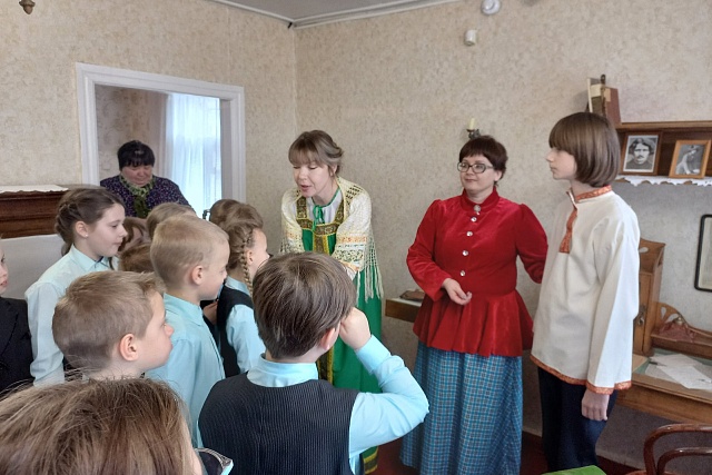 В музее им. А. Г. Малышкина прошло театрализованное детское занятие "Из курносого детства" В музее им. А. Г. Малышкина прошло театрализованное детское занятие "Из курносого детства"