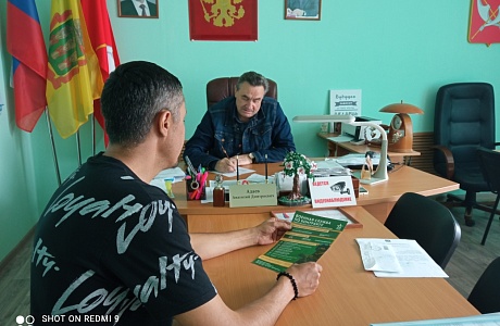 Глава администрации рабочего поселка Мокшан А.Д. Адаев 29 июня 2023 года провел встречу с гражданами, которые приглашаются в качестве кандидатов на военную службу по контракту. 