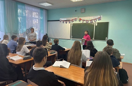 13 декабря методист районного Дома культуры Николаева Дарья посетила МБОУ СОШ №2 им. А. Г. Малышкина, где она рассказала о сути программы "Пушкинская карта".