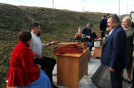 "Мастерская ремесел" и "Сельский базар" на площадке Сторожевой башни. "Мастерская ремесел" и "Сельский базар" на площадке Сторожевой башни.