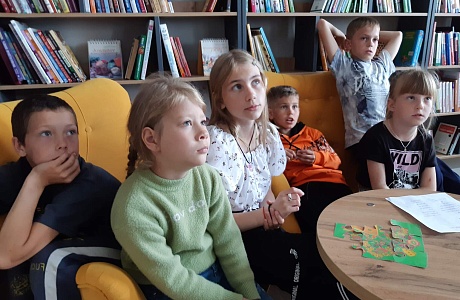 14 июня в Мокшанская модельная библиотека встретилась с ребятами из пришкольного лагеря МБОУ СОШ №1 на познавательной квест-игре "Я росинка твоя, Россия ". 