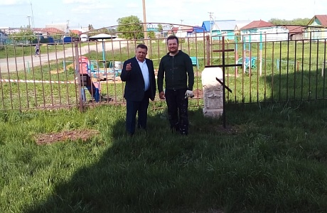 Глава администрации Мокшанского района Н.Н.Тихомиров в ходе рабочей поездки посетил храм Архистратига Божия Михаила в селе Симбухово. Глава администрации Мокшанского района Н.Н.Тихомиров в ходе рабочей поездки посетил храм Архистратига Божия Михаила в селе Симбухово.