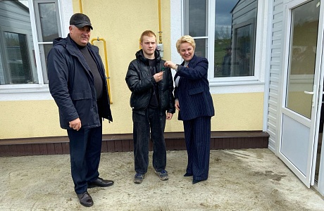 Глава Мокшанского района Решетченко А.В. вручила ключи новоселу Глава Мокшанского района Решетченко А.В. вручила ключи новоселу