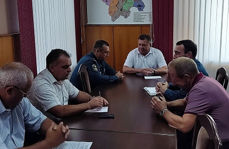 Глава администрации Мокшанского района провел рабочее совещание по вопросу организации пожаротушения в отдаленных населенных пунктах Мокшанского района. 