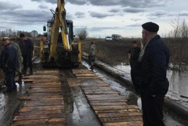 Глава Мокшанского района Н.Н.Тихомиров с рабочим визитом посетил мост на п.Заводской Чернозерского сельсовета.