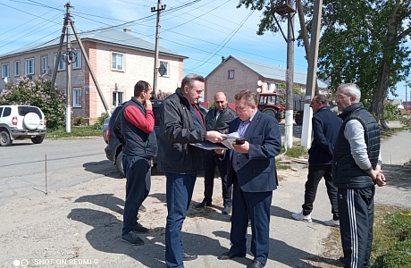 Глава Мокшанского  района Николай Тихомиров вместе с главой администрации рабочего поселка Мокшан А. Адаевым провел  рабочую планёрку с подрядчиками, выполняющими работы по благоустройству объекта "Участок улицы Поцелуева" .