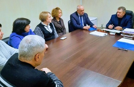 Глава Мокшанского района Н.Н.Тихомиров провел встречу с трудовым коллективом ООО «Свит Лайф» и ООО «Вик – Инвест».