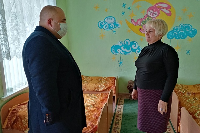 6 сентября депутат Фракции "ЕДИНАЯ РОССИЯ" в Собрании представителей Мокшанского района Алексей Елисеев вместе с ответственным секретарем Мокшанского местного отделения партии "ЕДИНАЯ РОССИЯ" Любовью Никишовой заехали в детский садик "Ягодка" с. Симбухово 6 сентября депутат Фракции "ЕДИНАЯ РОССИЯ" в Собрании представителей Мокшанского района Алексей Елисеев вместе с ответственным секретарем Мокшанского местного отделения партии "ЕДИНАЯ РОССИЯ" Любовью Никишовой заехали в детский садик "Ягодка" с. Симбухово