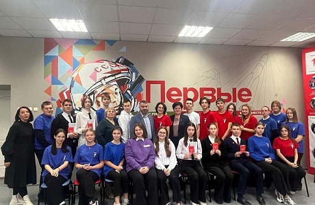 Депутат Законодательного собрания, генеральный директор медиахолдинга «Экспресс» Антон Анатольевич Шаронов в День Конституции провел встречу с активистами Движения Первых Мокшанского района.